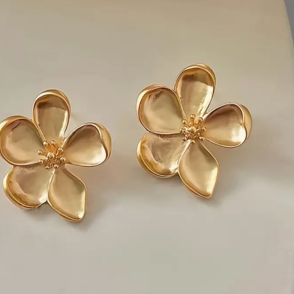 Gold Flower earrings Gold tone matte brushed finish - Picture 14 of 14